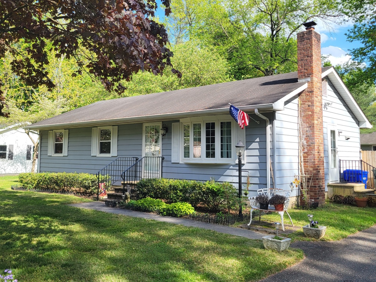 Asphalt Shingle Roof Replacement – Single-Story Home with Chimney